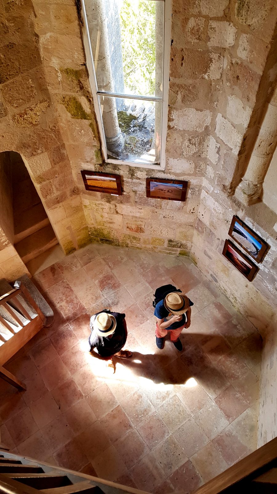 Vue en plongée sur une des salles d'exposition du vieux clocher